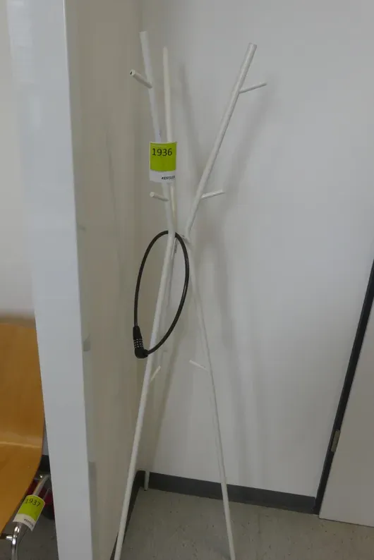Věšák na oblečení, bez obsahu