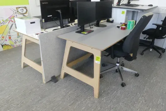 2x Bureau met 1x Bureaustoel