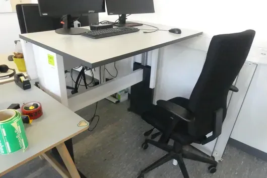 Elektrisch in hoogte verstelbaar bureau met bureaustoel, zonder inhoud