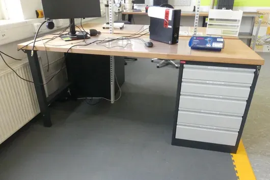 STIER Workbench, equipped (but without the items on the table)