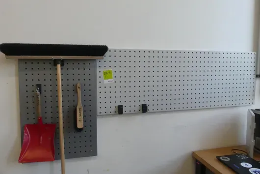 2x plaque perforée avec contenu