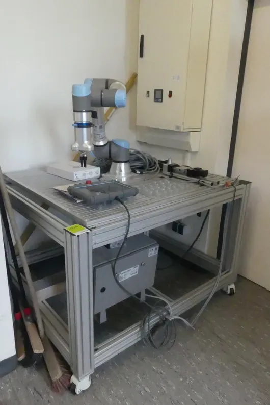 UNIVERSAL ROBOTS UR5e mit Tisch
