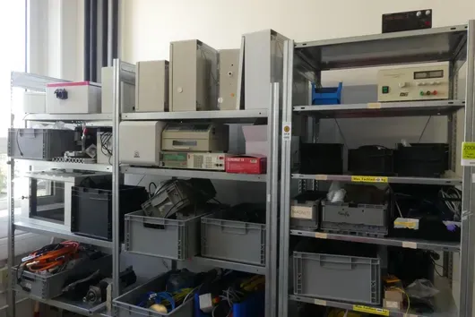 Lot de composants électroniques, instruments de mesure et divers avec rayonnage