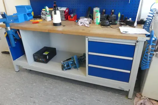 Workbench with vise, without contents