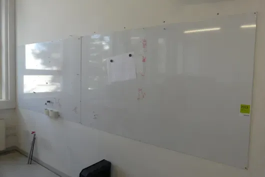 2x whiteboards