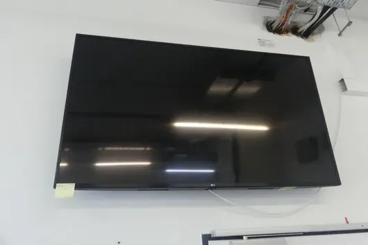 LG 65UP75009LF z uchwytem ściennym