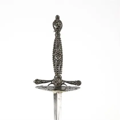 Épée à lame triangulaire et fourreau blanc