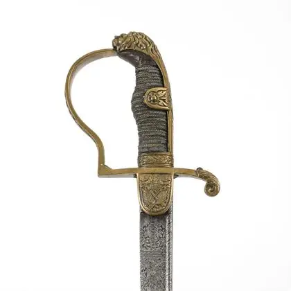 Sabre à tête de lion richement gravé avec fourreau