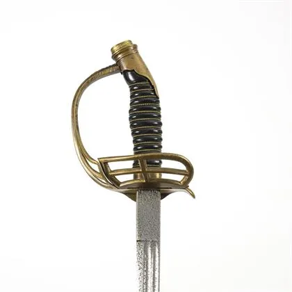 Épée avec garde pliante inhabituelle