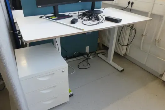 Bureau à hauteur réglable électrique avec chaise de bureau, sans contenu