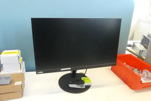 3x LENOVO ThinkVision Monitoren