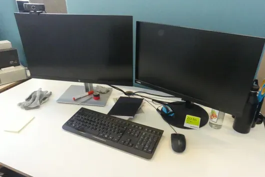2x Moniteurs LENOVO ThinkVision et moniteur SAMSUNG