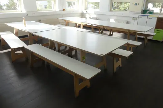 3 kavárenské stoly se 6 lavicemi