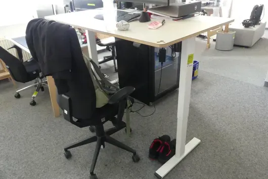 Table à hauteur réglable électrique avec chaise de bureau, sans contenu