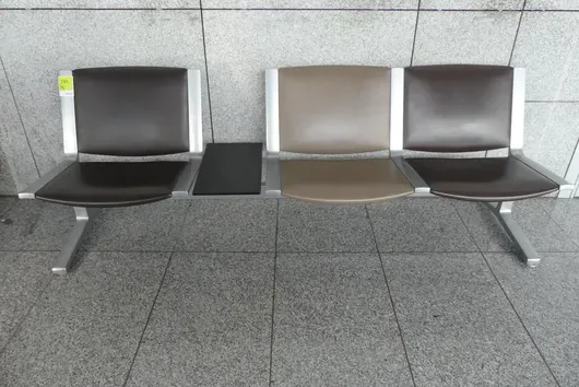 Kusch&Co Flughafenbank, 3 Sitzplätze