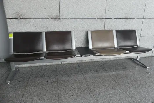 Kusch&Co Flughafenbank, 4 Sitzplätze