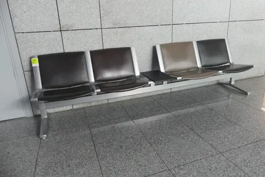 Kusch&Co Flughafenbank, 4 Sitzplätze