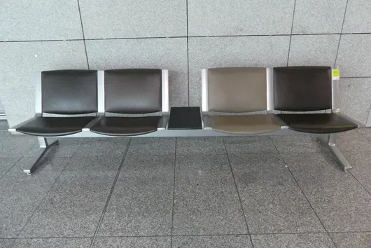 Kusch&Co Flughafenbank, 4 Sitzplätze