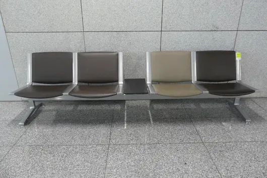 Kusch&Co Flughafenbank, 4 Sitzplätze