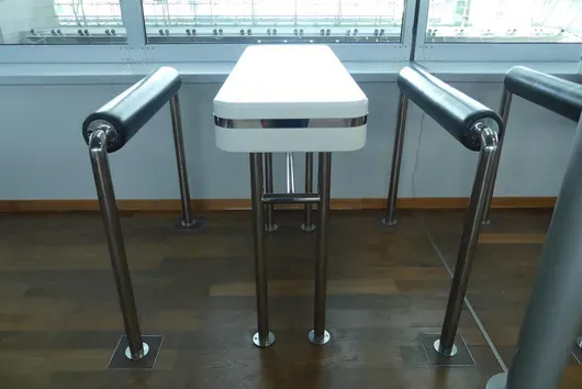 Tresen mit 2x Lehne / Stehhilfe