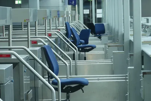 Zestaw krzeseł i krzeseł barowych