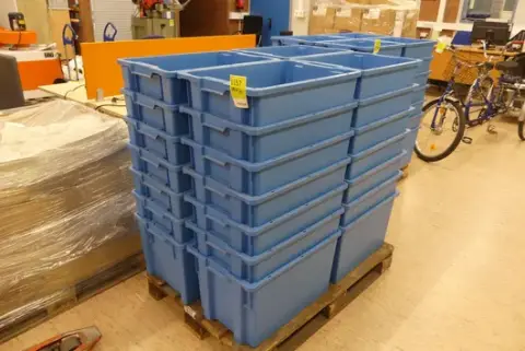 28 műanyag láda