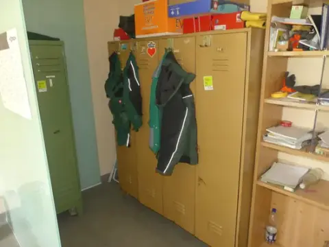 Szekrény, 4 rekeszes, tartalom nélkül