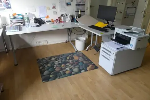 Sarokíróasztal, tartalom nélkül