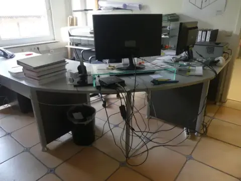 Sarokíróasztal, tartalom nélkül