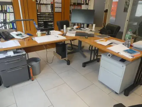 Sarokíróasztal és íróasztal-konténer, tartalom nélkül