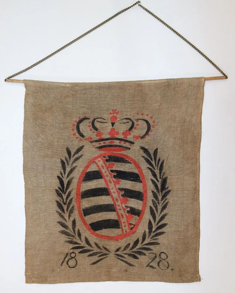 Herb łowiecki – Ukoronowany herb Saksonii z wieńcem laurowym nad datą, 1828