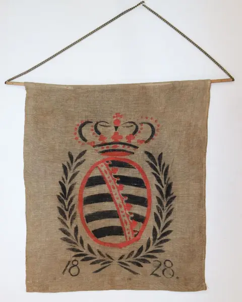 Herb łowiecki – Ukoronowany herb Saksonii z wieńcem laurowym nad datą, 1828
