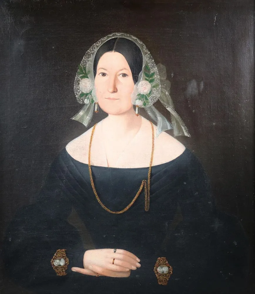 Biedermaier Portraits. – Bildnis einer jungen Dame mit Spitzenhaube und Gemme Armbändern