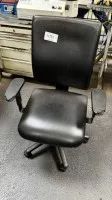 1 Drehstuhl mit Armlehnen