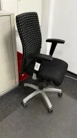 1 Drehstuhl mit Armlehnen