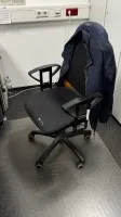 1 Drehstuhl mit Armlehnen