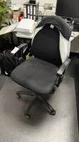 1 Drehstuhl mit Armlehnen