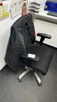 1 Drehstuhl mit Armlehnen