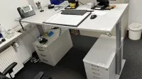 1 bureau à hauteur réglable électrique avec 2 caissons à roulettes