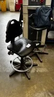 2 draaibare bureaustoelen