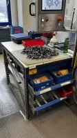 1 table de travail avec base à rayonnage à accumulation