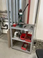 1 prasa kolanowa na aluminiowym stole