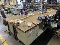 1 îlot de travail composé de 4 établis avec 3 étaux au total - enlèvement après autorisation -