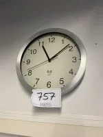 1 rádiové nástěnné hodiny