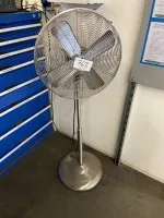 1 stojanový ventilátor