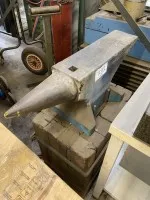 1 enclume, 1 pointe sur bloc de bois