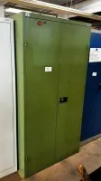 1 kovová skříň na nářadí