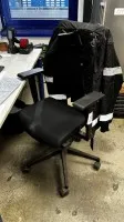 1 Drehstuhl mit Armlehnen - Abholung nach Freigabe −