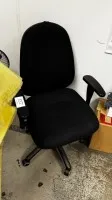 1 Drehstuhl mit Armlehnen - Abholung nach Freigabe −