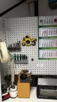 1 établi d'angle avec étagères, éclairage, panneaux perforés et distribution électrique